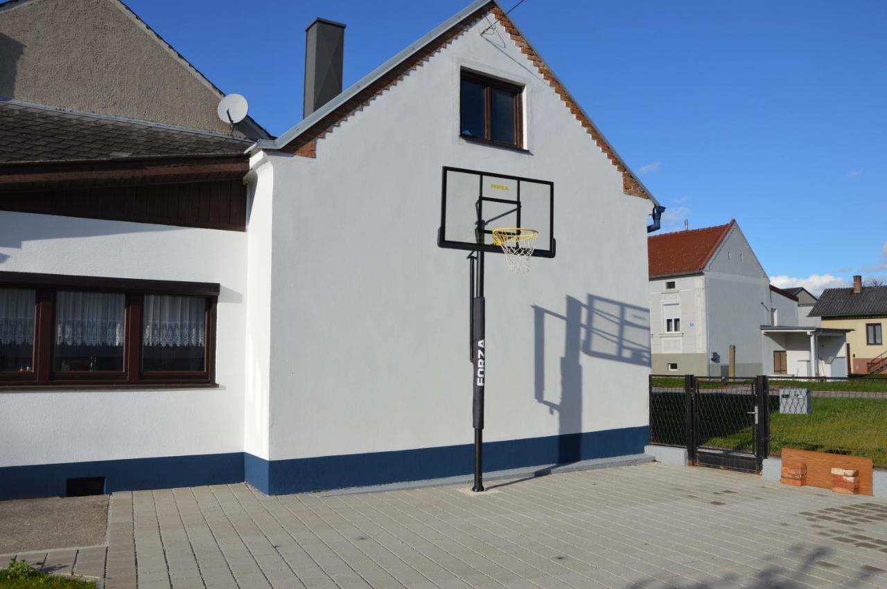 Kinderlachen Garantiert Lutzmannsburg Buitenkant foto